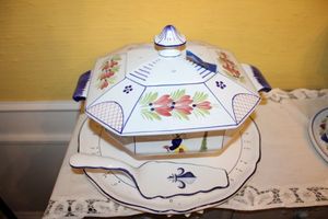 lot 79 image: HB Henriot Quimper France dishes Tureen, cake plate and cake server, see photos