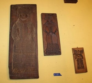lot 77 image: Vintage wood molds (largest is 28tall)