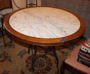 lot 86 image: Vintage Drexel Marble top Round table with iron base