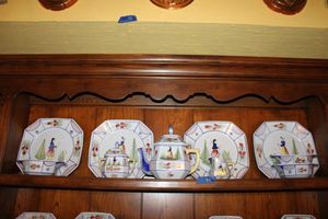 lot 94 image: HB Henriot Quimper France plates and tea set