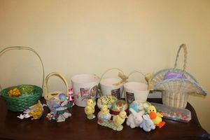 lot 17 image: Easter decorations with TY beanie duck