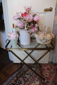 lot 20 image: Vintage glass tray with foldable brass base plus Spring flowers and baskets