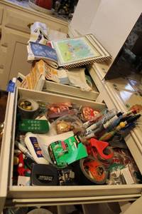 lot 127 image: Drawer contents (3 drawers) - dish towels, placemats and Misc. items