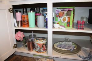lot 129 image: Travel mugs, Pop out treat kit, serving platters and more