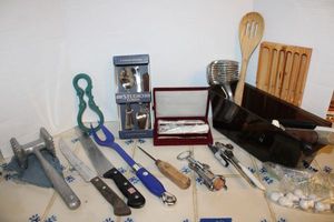 lot 98 image: Kitchen items knives, tenderizer, Godinger Silver Art butter knives