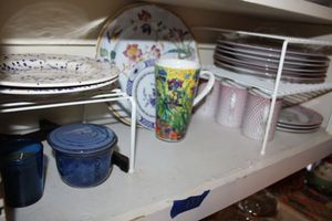 lot 133 image: Misc. dishes, Devonshire by Haldon chicken plates and mugs