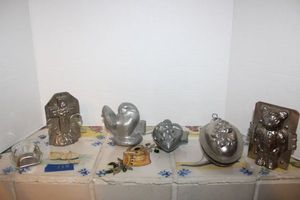 lot 138 image: Kitchen items Mini Metal and pewter molds