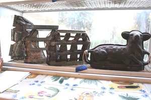lot 140 image: Kitchen items Metal molds
