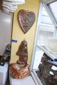 lot 141 image: Kitchen items decorative copper molds