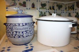 lot 150 image: Metal white stock pot and Rumtopf ceramic jar