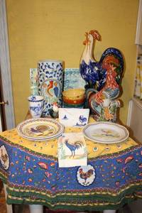 lot 151 image: Rooster lot ceramic roosters, plates, vases and bowls with tablecloth