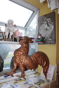 lot 136 image: Farm animal lot wooden chicken with matching napkin rings, copper rooster mold and more, see photos