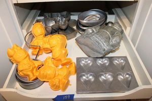 lot 159 image: Kitchen baking items pewter molds and Disney Ducktales Jell-O molds