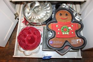 lot 160 image: Kitchen baking items Giant gingerbread man tin and more, see photos