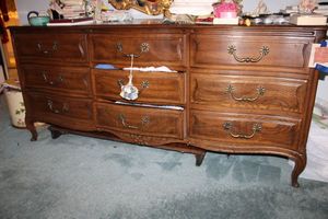 lot 384 image: Henredon 9 drawer dresser with drawer contents