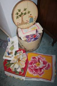 lot 386 image: Craft items in round lidded box