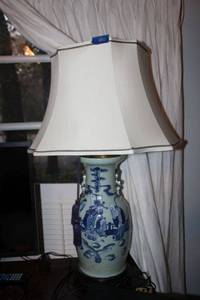 lot 410 image: Blue and white Chinese porcelain table lamp