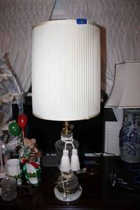 lot 411 image: Crystal table lamp with marble base