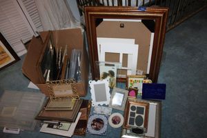 lot 421 image: Picture frame assortment