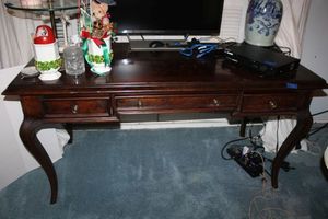 lot 413 image: Henredon Desk with drawer contents