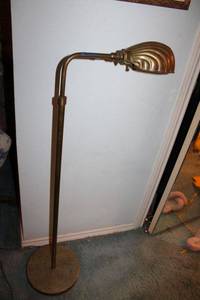 lot 429 image: Vintage brass shell floor lamp