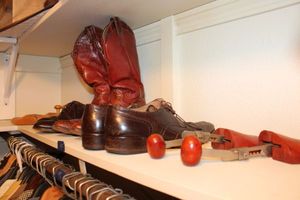 lot 447 image: Mens leather boots and shoes with shoe stretchers. Justin Boots size 7D, Wing tip shoes size 8.5