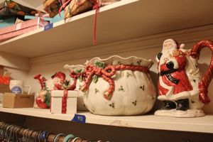 lot 452 image: Vintage Christmas Fitz and Floyd ceramics