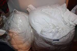 lot 462 image: White bed linenscomforter