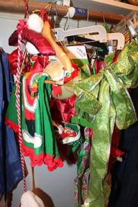 lot 463 image: Christmas decorations and bows