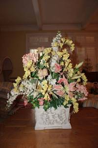 lot 314 image: Floral centerpiece
