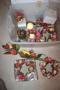 lot 319 image: Sugared fruit wreathes and decorations