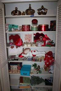 lot 324 image: Household items includes Valentines decorations