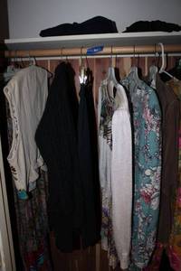 lot 325 image: Womens clothes mostly size L, see photos