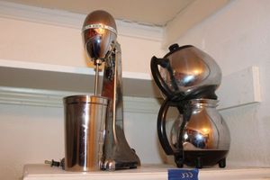 lot 333 image: Vintage milkshake blender and vintage coffee percolator (no cord)