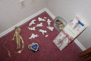 lot 347 image: Home dcor porcelain cherubs with feather wings, unopened drawer liners and more