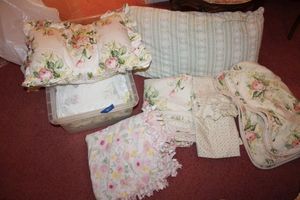 lot 364 image: Floral pink bed linen set