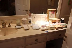 lot 361 image: Bathroom soaps and dcor, see all photos