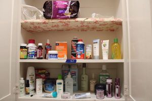 lot 362 image: Bathroom and personal items