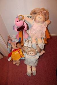 lot 341 image: Childs folding chair with Cabbage Patch Dolls