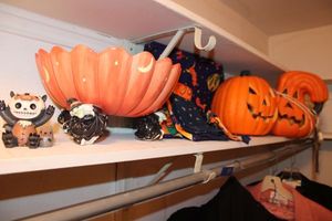 lot 334 image: Halloween decorations