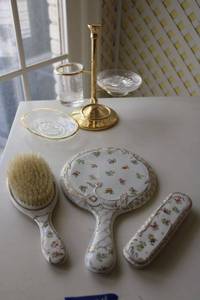 lot 184 image: Vintage ceramic vanity set and brass bathroom stand