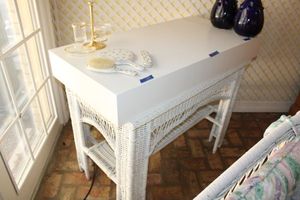lot 185 image: Wicker table