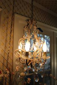 lot 200 image: Chandelier with hanging chain