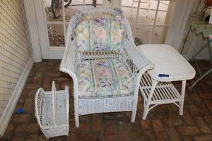 lot 194 image: Wicker chair with side table and magazine rack