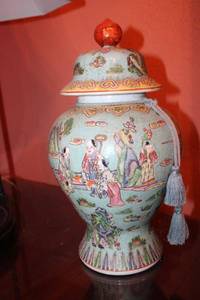 lot 204 image: Asian jar with lid