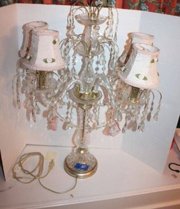 lot 209 image: Table lamp with crystal dangles