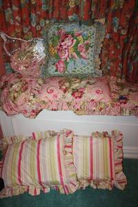 lot 211 image: Floral bed skirt with pillows and shams