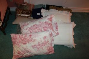 lot 212 image: Pillows and blankets