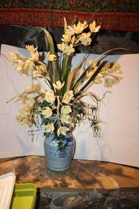 lot 220 image: Blue and white Chinese vase with flower arrangement. Matches lot 392