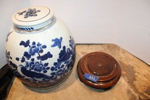 lot 221 image: Blue and white Bird and Bloom Ginger Jar
